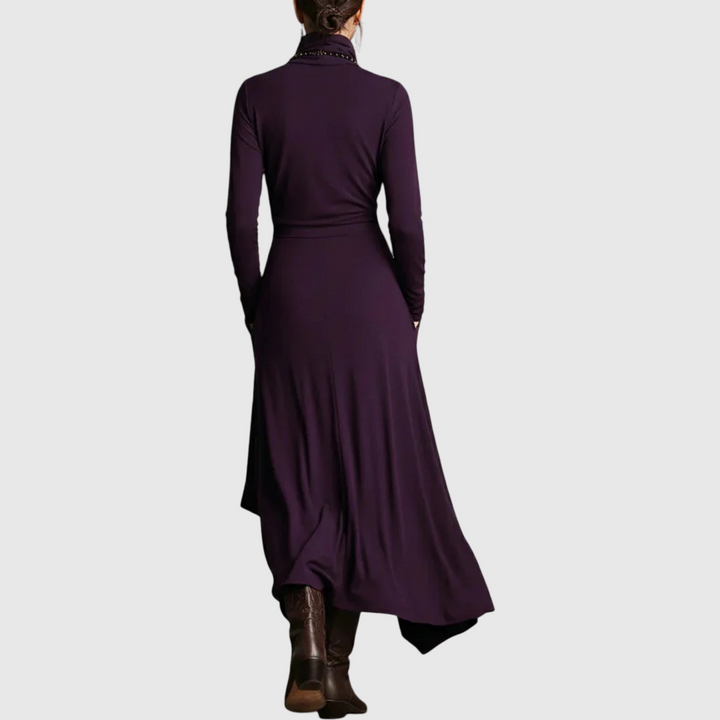 Σάντρα | Ασύμμετρο λάις πλισέ φόρεμα με ψηλό γιακά σε μοβ χρώμα