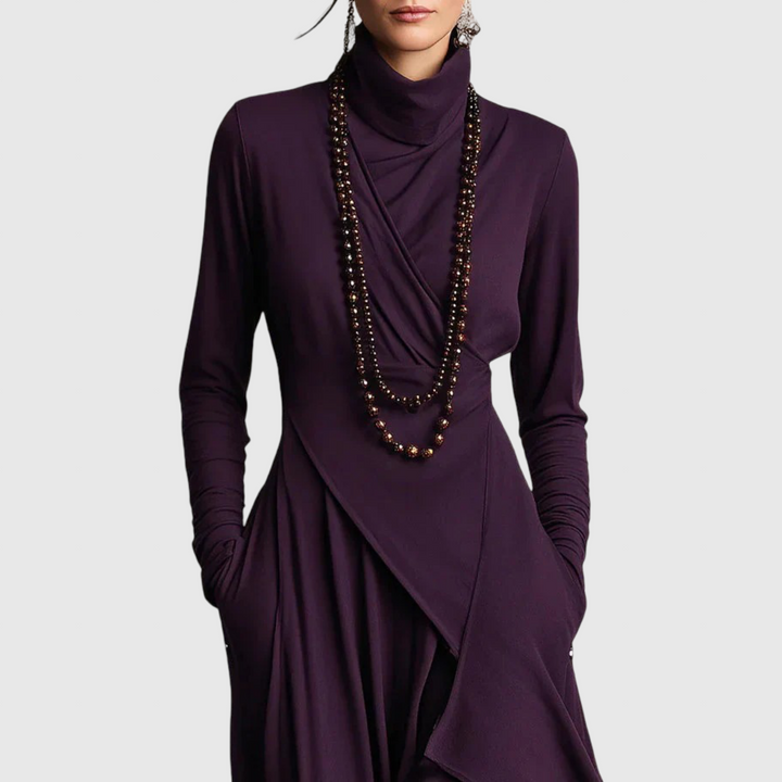 Σάντρα | Ασύμμετρο λάις πλισέ φόρεμα με ψηλό γιακά σε μοβ χρώμα